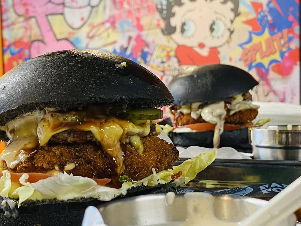 Gros plan burger pain noir garni