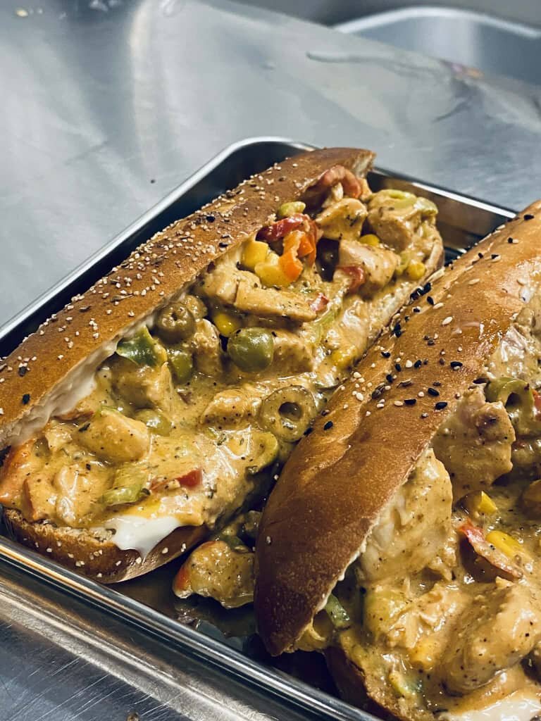 Sandwich crémeux au poulet et légumes