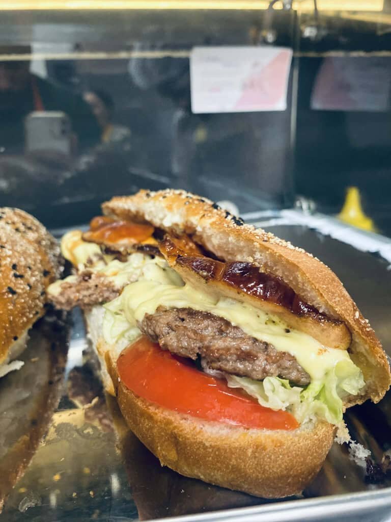 Burger confiture de bacon en vitrine