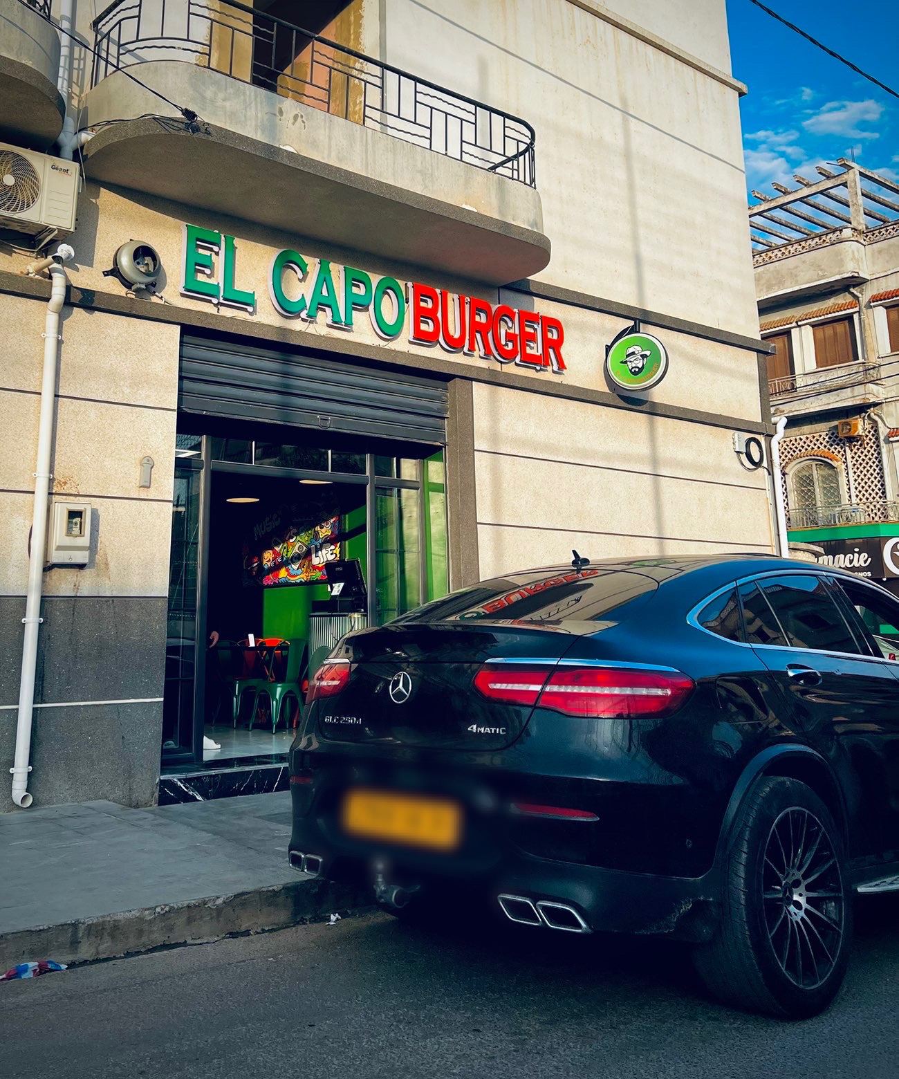 Devanture El Capo Burger, Mascara