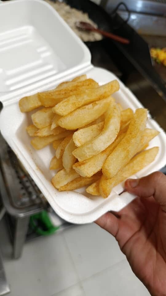 Frites épicées en boîte à emporter