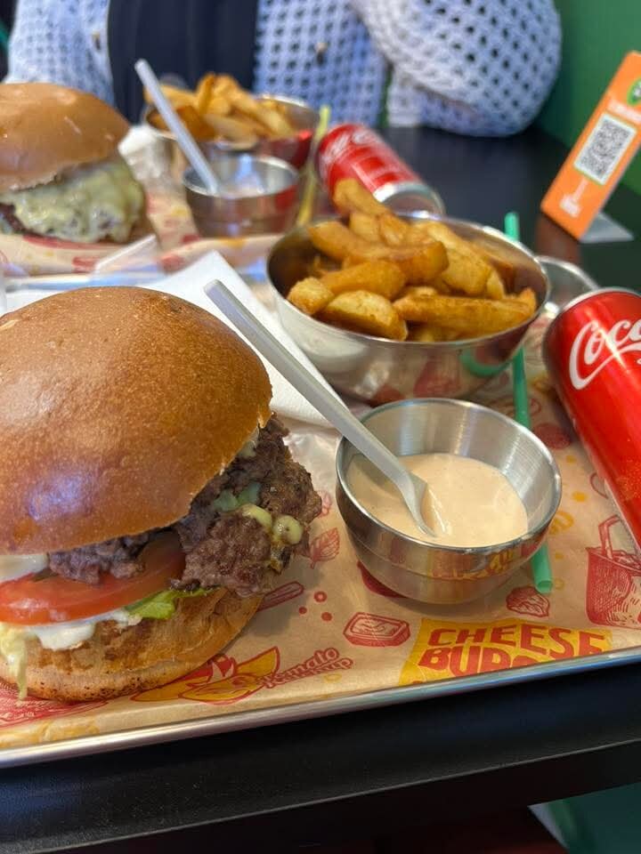 Plateau burger, frites et Coca